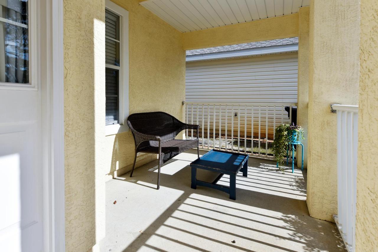 Holiday home Poolside By Book That